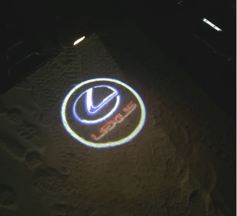 Штатная подсветка двери на Lexus